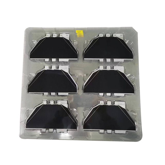 与固定倾斜安装相比，使用太阳能跟踪器技术有什么好处？