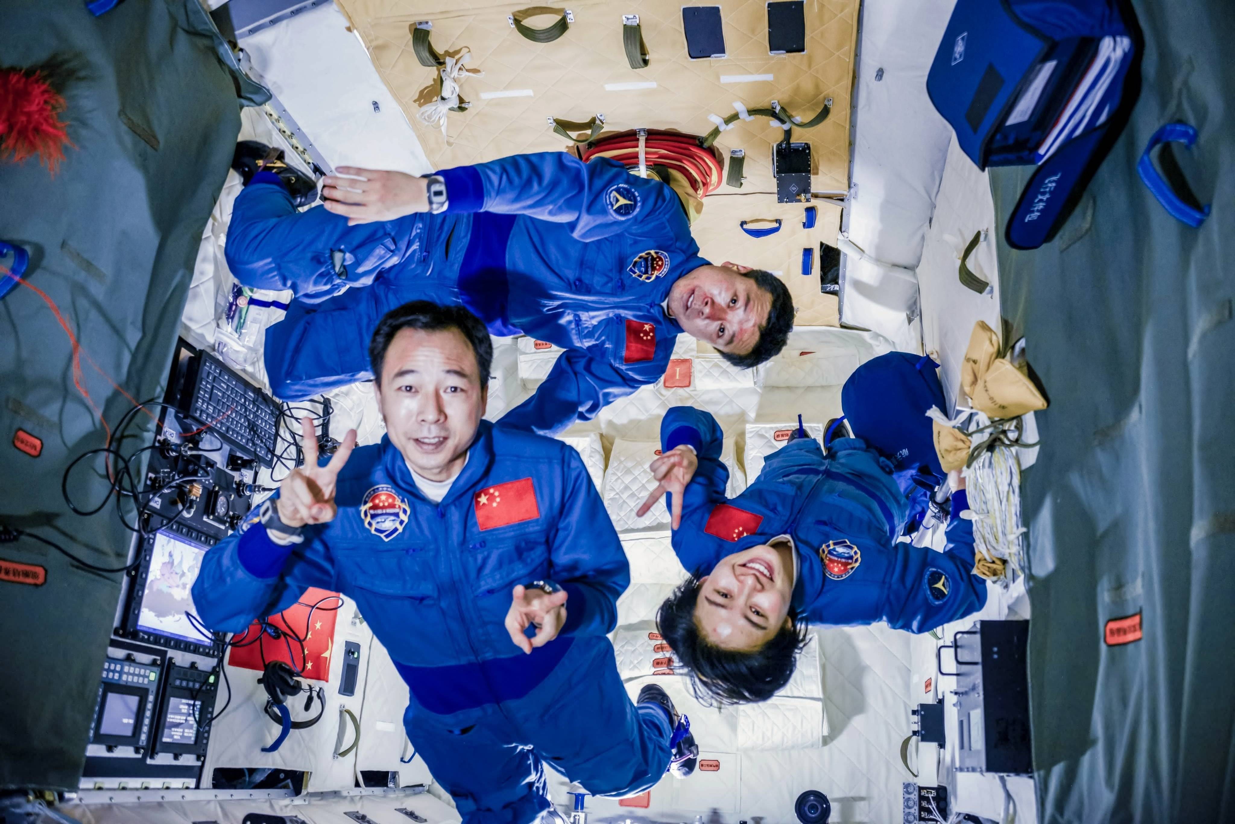 China ehrt Astronauten der Shenzhou-14-Mission mit Medaillen