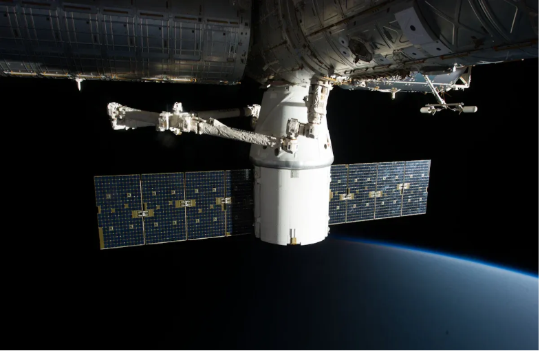 使用空间太阳能电池分析低地球轨道卫星编队的飞行动力学